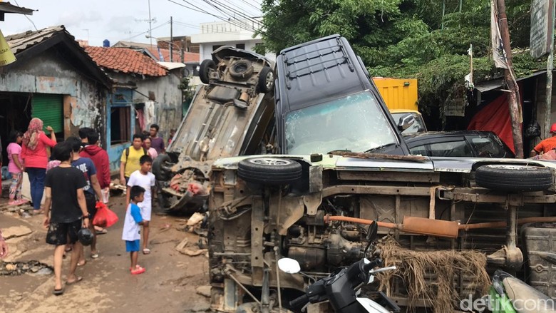 Porak Poranda Mobil Terkena Banjir Bekasi. Foto: Fathan Porak Poranda Mobil Terkena Banjir Bekasi. Foto: Fathan