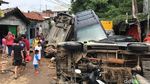Atap Ketemu Atap, Begini Porak Poranda Mobil Terkena Banjir Bekasi