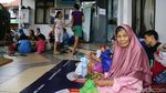 Warga Bidara Cina Mengungsi di Kantor Kelurahan