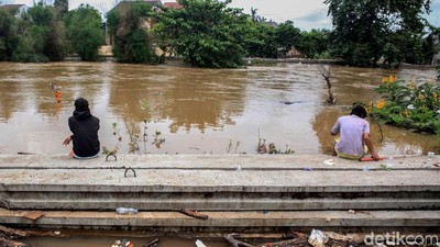Luapan Kali Angke yang Meluber Hingga Banjiri Pemukiman Warga