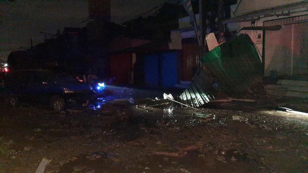 Kondisi Kompleks Pondok Gede Permai masih gelap gulita.