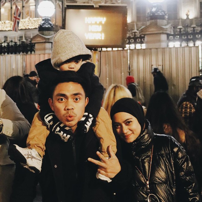 Pasangan Ayudia Bing Slamet dan Ditto yang dikenal dengan nama keluarga Belo menikmati liburan akhir tahun di London, Inggris. Mengunggah foto momen Tahun Baru di London, Ditto pun berbagi tips. 2020 work,traveling,sleep,repeat ❤️❤️❤️ withh u love // tips traveling tahun baruan di london: 1. jangan lupa beli tiket fireworks dari sekarang 2. pluss cari hotel atau apartment yg bisa jalan kaki aja karena penuhnya gak masuk akal, tulisnya. Foto: Instagram