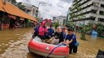 Evakuasi Korban Banjir di Kawasan Pasar Baru