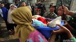 Balita dan Anak-anak Dievakuasi dari Kepungan Banjir di Bekasi