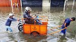 Ojek Gerobak Jadi Andalan Warga Terobos Banjir di Grogol