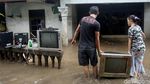 TNI-Warga Bersihkan Sampah Sisa Banjir di Cipinang Melayu