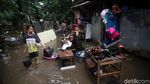 TNI-Warga Bersihkan Sampah Sisa Banjir di Cipinang Melayu
