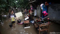 Meski mulai surut, masih ada beberapa kawasan di Cipinang Melayu yang masih tergenang air dengan ketinggian mencapai 30 cm.