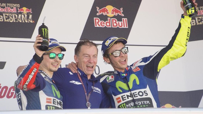 JEREZ DE LA FRONTERA, SPAIN - APRIL 24:  (L-R) Jorge Lorenzo of Spain and Movistar Yamaha MotoGP,  Lin Jarvis of Britain and Yamaha Factory Team and Valentino Rossi of Italy and Movistar Yamaha MotoGP  on the podium at the end of the MotoGP race during the MotoGp of Spain - Race at Circuito de Jerez on April 24, 2016 in Jerez de la Frontera, Spain.  (Photo by Mirco Lazzari gp/Getty Images)