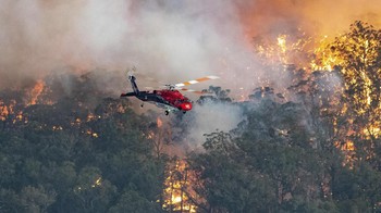 Helikopter berjibaku berusaha memadamkan api (State Government of Victoria)