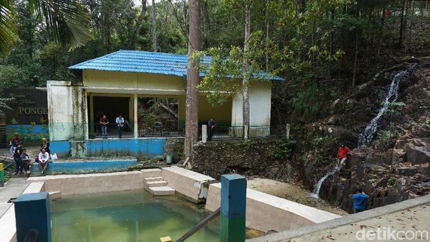 Air Terjun Mungil di Pulau Kecil Karimunbesar