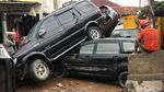 Atap Ketemu Atap, Begini Porak Poranda Mobil Terkena Banjir Bekasi