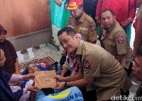 Cek Pengungsi Korban Banjir Cipinang Melayu, Mensos Beri Santunan