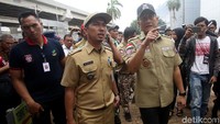 Mensos Juliari Batubara tak sendiri saat datang ke posko pengungsian korban banjir di Kampus Borobudur, Cipinang Melayu. Ia nampak didampingi rombongan.