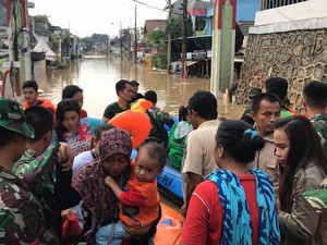 Banjir di Pondok Gede Permai Bekasi, Warga Dievakuasi dengan Perahu Karet