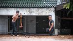 Potret Heroik Damkar-Warga Selamatkan Anjing Terjebak Banjir