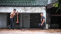 Petugas memotong rantai yang mengikat anjing tersebut dengan kapak. (Foto: Gala Indiga)