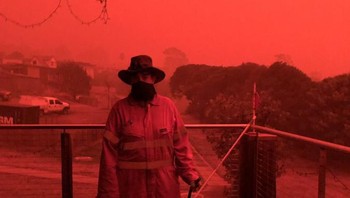 Saking parahnya, langit di sana sampai berwarna merah darah yang begitu mengerikan. (brendanh_au/Twitter)