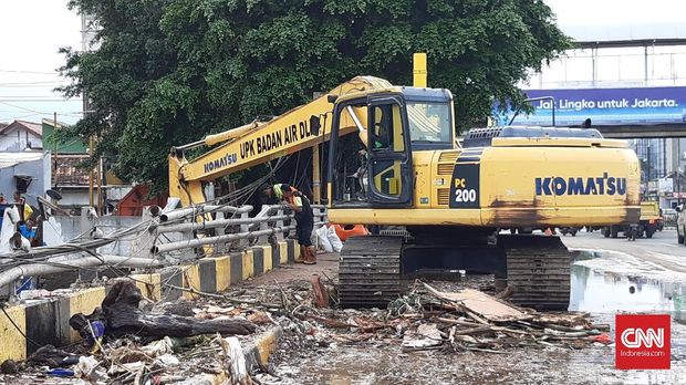 Petugas Pompa Air Sebut Sampah Jadi Penyebab Banjir Tak Surut