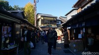 Spot yang tidak kalah menarik di Kawagoe Old Town adalah Candy Land. Sesuai dengan namanya, kawasan ini menjual segala bentuk olah permen khas Jepang. (Syanti/detikcom)