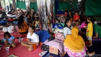 Warga yang menjadi korban banjir pun terpaksa mengungsi ke sejumlah posko pengungsian karena rumah mereka tak memungkinkan untuk dihuni akibat terendam banjir. Agung Pambudhy/Dok. Detikcom.