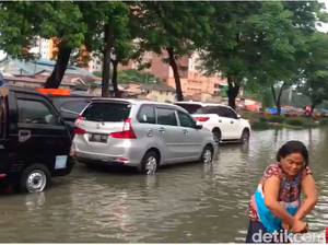 Korban Banjir Kucek Baju Pakai Air Kotor, Ini Risiko yang Mengintai