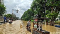 Beberapa PKL juga nekat menerobos banjir untuk menjual dagangannya.
