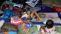 Sejumlah anak-anak nampak beristirahat di pengungsian yang berada di kolong jembatan tersebut.