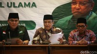Ketua Umum Pengurus Besar Nahdlatul Ulama (PBNU) KH Said Aqil Siroj (tengah) didampingi Ketua Robikin Emhas (kanan) dan Sekjen Helmy Faishal Zaini (kiri) menyampaikan Refleksi Akhir Tahun 2019 dan Tausiyah Kebangsaan 2020 di Gedung PBNU, Jakarta, Kamis (2/1/2020).