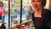 Wanita berusia 22 tahun ini kerap memamerkan makanan yang akan ia santap dengan pose senyum manisnya. Foto: Instagram @rose_are_rosie
