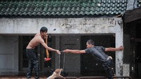 Warga dan petugas pemadam kebakaran bahu membahu demi menyelamatkan anjing tersebut. (Foto: Gala Indiga)