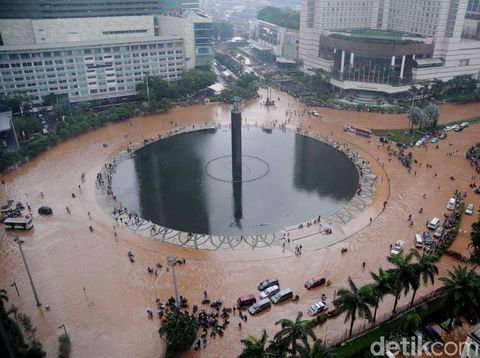 Banjir di Jakarta 2013. Bundaran HI ikut terdampak.