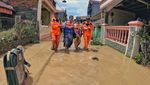 Kemenhub Evakuasi Korban Banjir di Jati Asih dan Teluk Gong