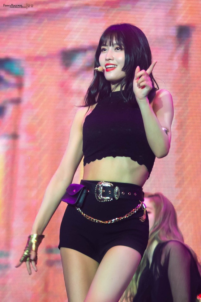 Salah satu idol Kpop wanita yang dianggap punya abs terbaik adalah Momo Twice. Tak hanya sekadar langsing atau rata, bisa dilihat jika perutnya terbentuk atletis.  Foto: Fansite