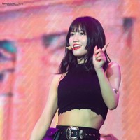 Salah satu idol Kpop wanita yang dianggap punya abs terbaik adalah Momo Twice. Tak hanya sekadar langsing atau rata, bisa dilihat jika perutnya terbentuk atletis.  Foto: Fansite