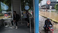 Menurut keterangan petugas, saat banjir busway masih terus beroperasi seperti biasa tetapi waktu yang ditempuh sedikit lebih lama karena kondisi jalan yang banjir.