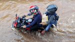 Cara Unik Terobos Banjir Lewat Gerobak Sampah Hingga Mobil Damkar