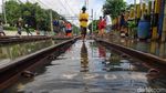 Melihat Aktivitas Warga Kemayoran di Saat Banjir