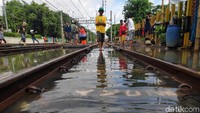 Banjir juga nampak merendam rel kereta di kawasan tersebut.