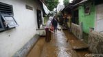 Warga Bidara Cina Jaktim Ramai-ramai Bersihkan Rumah
