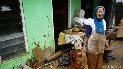 Warga Bidara Cina Jaktim Ramai-ramai Bersihkan Rumah