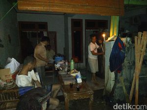 Listrik di Vila Nusa Indah Padam, Korban Banjir Bertahan Pakai Lilin