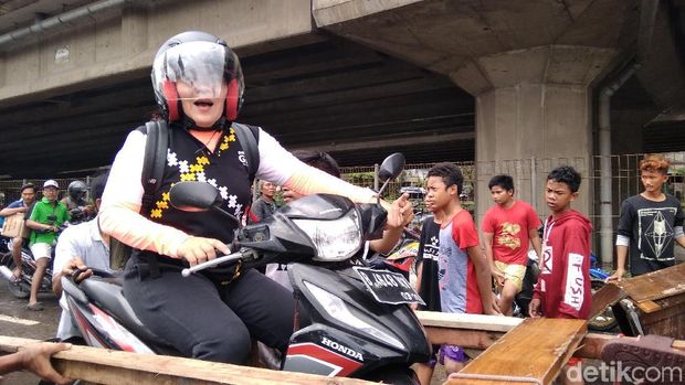 Ojek Gerobak Rp 40 Ribu Angkut Motor Lintasi Banjir Jl Kembangan Jakbar