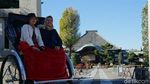 Foto: Naik Becak Manusia ala Film-film Jadul
