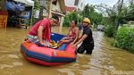 Mobil Damkar Bantu Evakuasi Korban Banjir