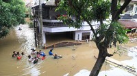 Warga menyelamatkan diri menuju lokasi pengungsian.