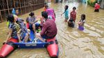 Evakuasi Korban Banjir di Kawasan Pasar Baru