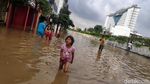 Melihat Aktivitas Warga Kemayoran di Saat Banjir