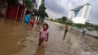 Banjir diketahui merendam kawasan tersebut sejak Rabu (1/1) malam dengan ketinggian air mencapai 60 cm.