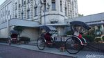 Foto: Naik Becak Manusia ala Film-film Jadul